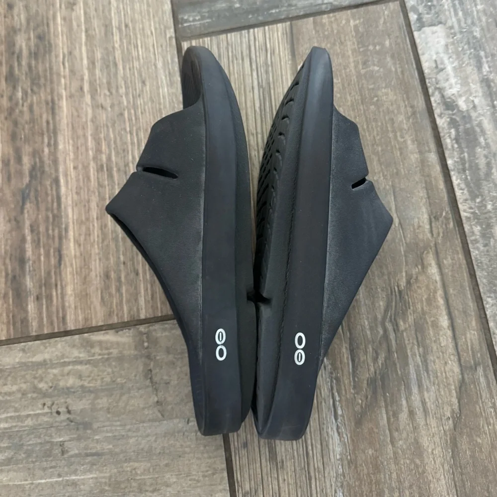 Oofos OOahh Slide Sandal in Black size Women’s 10 or Men’s 8